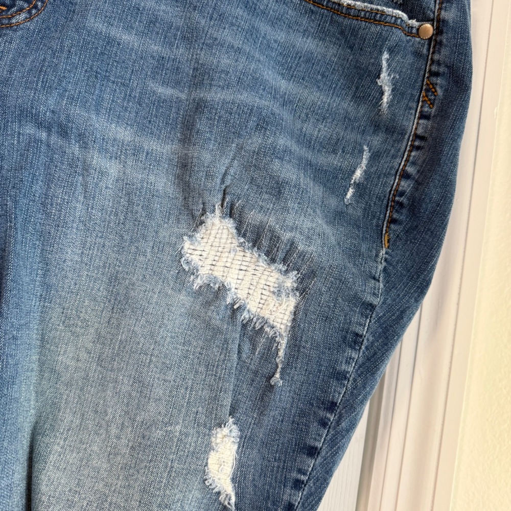 Torrid sz 26 Denim Jean Shorts Medium Wash Distressed Stretchy Bermuda - Picture 3 of 7
